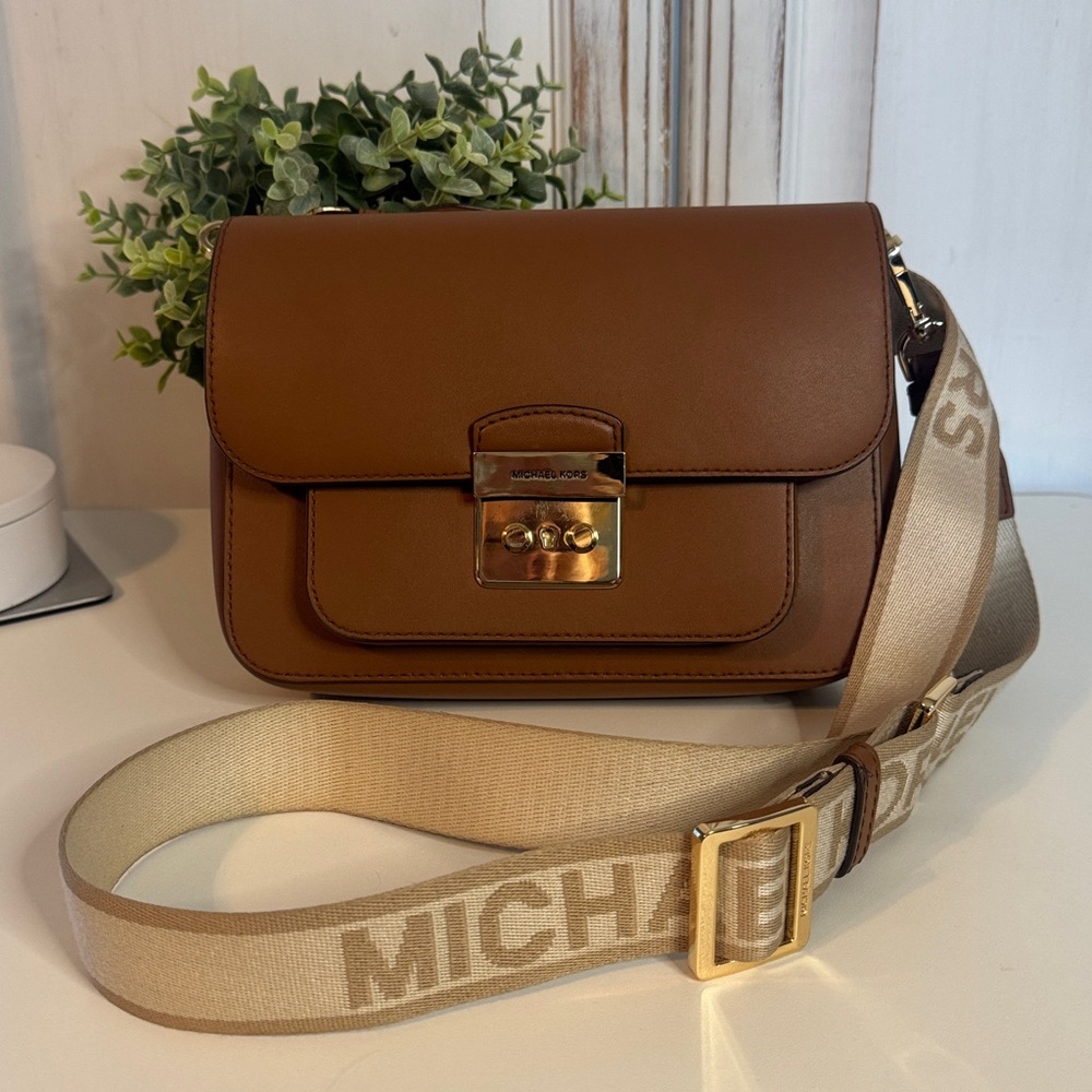 Michael Kors Sloan Editor medium leather shoulder bag in the color Acorn - Picture 3 of 6